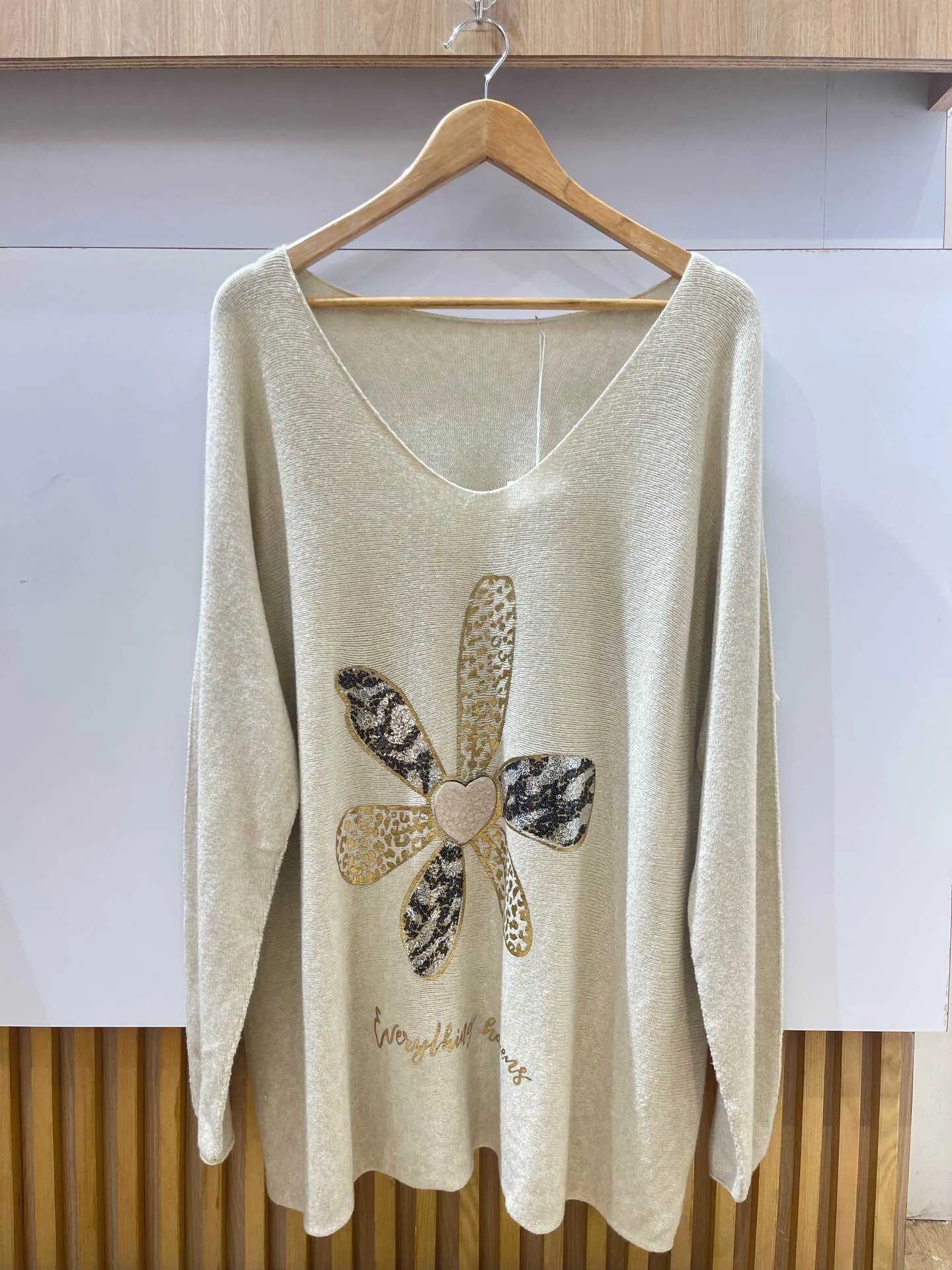 Pullover mit V-Ausschnitt und Blumenmuster, besonders große Größe